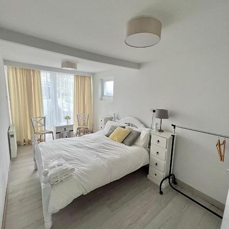Newly Renovated 1 Bedroom Flat With Garden Pergola Эннис Экстерьер фото
